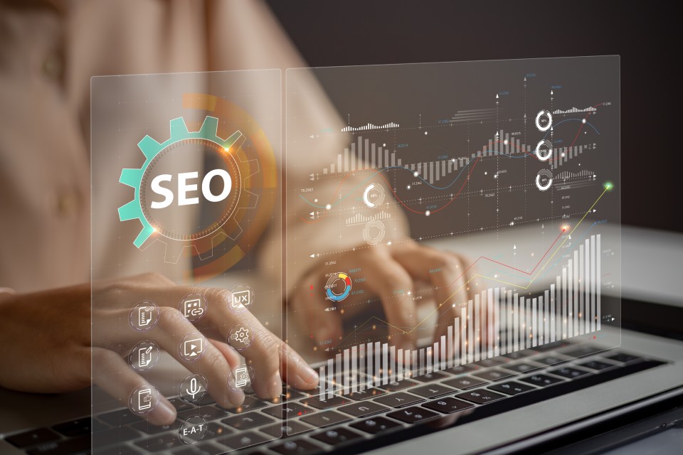 工程師正在分析 AI SEO 數據圖表