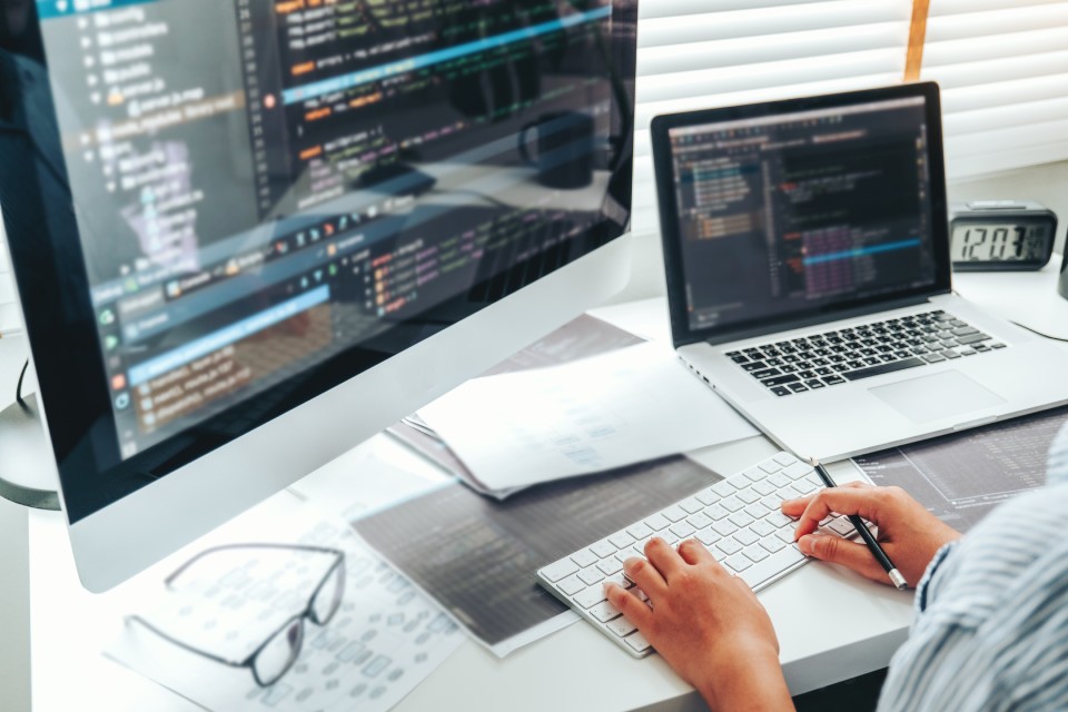 工程師正在優化網站功能